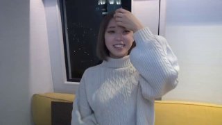 成熟的辅导员Krystal Sparks教一个被宠坏的青少年在女同性恋遭遇中分享的价值